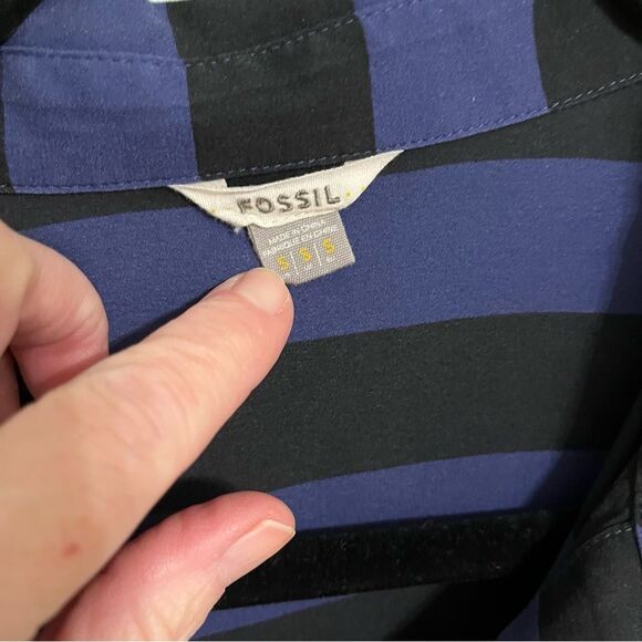 Fossil Silk Blouse- Beautiful classy tailored style! Size Small - Picture 7 of 9